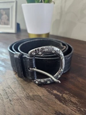 Cinturón de cuero negro Fossil para mujer grande en relieve y con tachuelas Foto 1 de 4