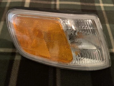 Luz de luz lateral de estacionamiento en esquina lado derecho del pasajero Honda Accord 1992 1993 usada Foto 1 de 4