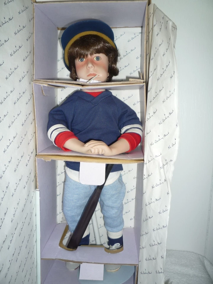 MUÑECA DE BÉISBOL DE PORCELANA RARA LA DANBURY COMO NUEVA EN CUBIERTA DE CAROLE JEANE CON CAJA Foto 1 de 4