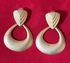 Orecchini traforati tono oro mega grande battente porta leggeri vintage 2,75" - Foto 1 di 8