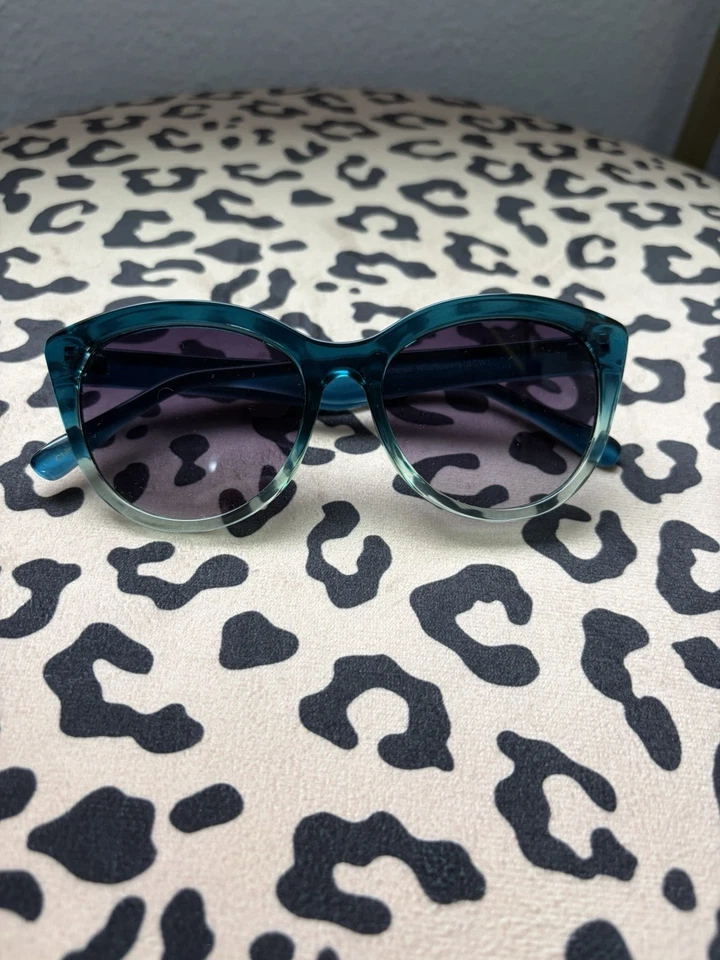 Gafas de sol florales verde azulado ojo de gato con lente Ombré y viene con estuche blanco y dorado Foto 1 de 4