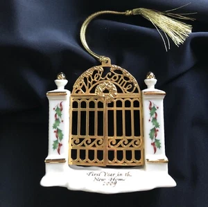 Lenox 2009 Annual First Year in the New Home Welcome Christmas Ornament Gate - Picture 1 of 9