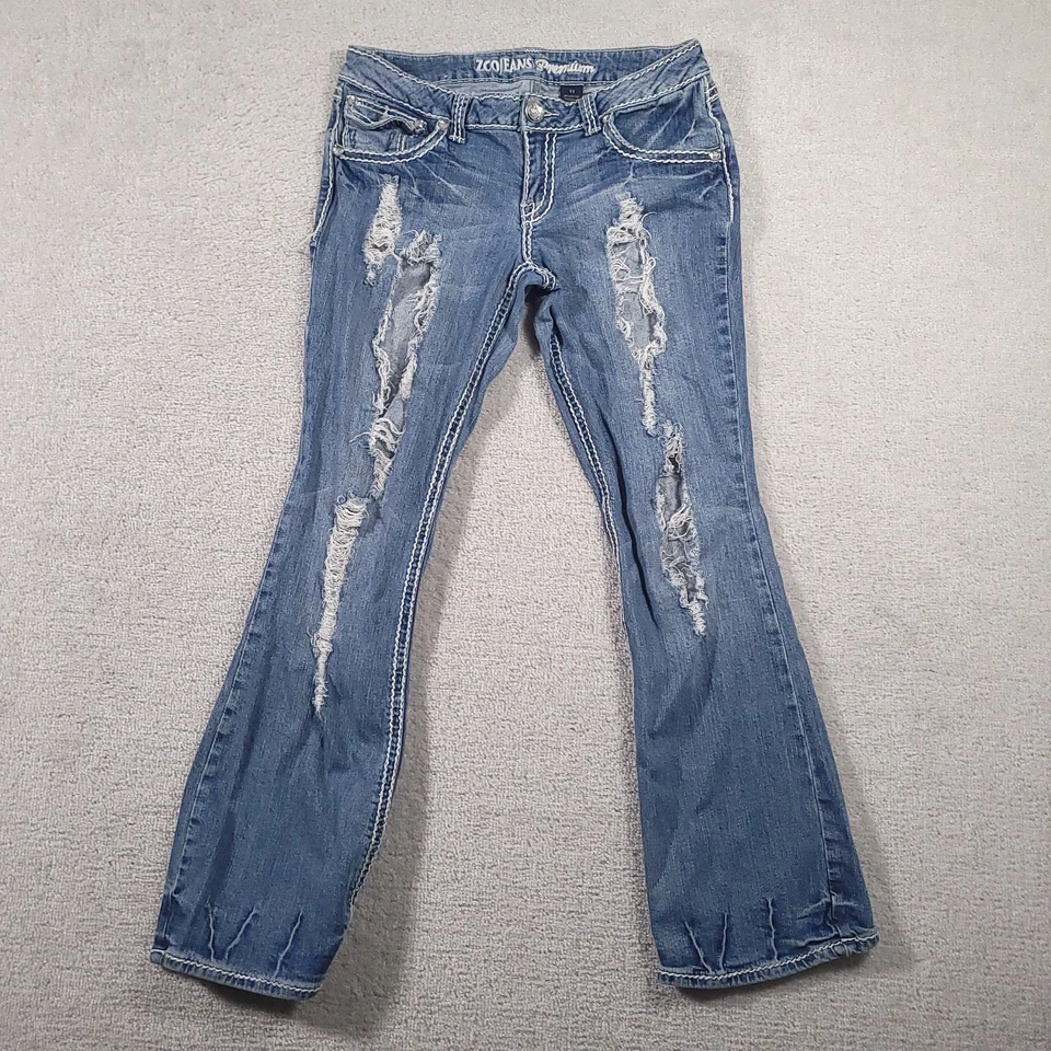 Jeans ZCO Juniors Talla 11 tiro bajo desgastado adornado lavado medio bootcut  Foto 1 de 4