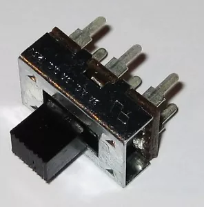 Interruttore a scorrimento 3A DPDT - 125 VAC - 3 amp - corpo in metallo - supporto scheda PC - 6 contatti - Foto 1 di 5