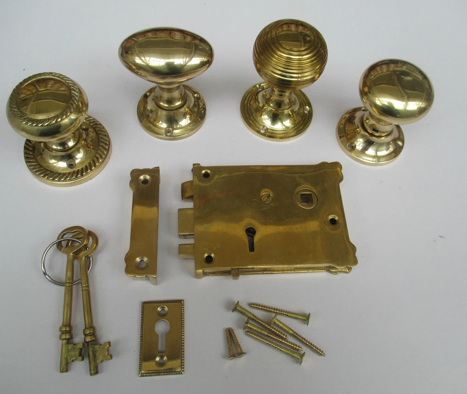IRONMONGERY WORLD JUEGO DE CERRADURA DE PUERTA CON BORDE DE DORMITORIO ESTILO RETRO VINTAGE DE LATÓN MACIZO + MANIJA DE PERILLA