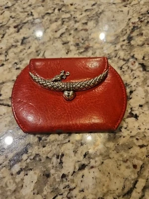 Cartera monedero a presión de cuero sintético rojo Brighton herrajes plateados cerradura de pájaro y llave Foto 1 de 4