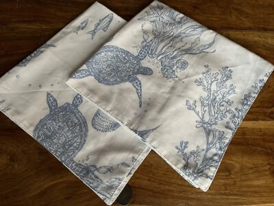 C&F Home 2 tovaglioli barriera corallina Makara blu costiero su bianco brillante, tartarughe pesce corallo - Immagine 1 di 4