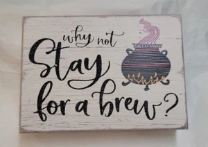 Letrero de madera de Halloween, caldero, POR QUÉ NO QUEDARSE PARA UNA CERVEZA Bienvenido por Sixtrees - Imagen 1 de 2