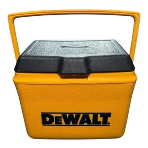 Fiambrera DeWalt Tools amarilla y negra refrigeradora Rubbermaid 11x11x8 pulgadas de colección - Imagen 1 de 7