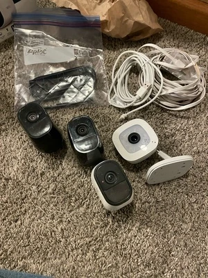 Cámaras exteriores Arlo Essential. 5 Cámaras 1 Puerta Timbre Cam y 3 Paneles Solares. Foto 1 de 4