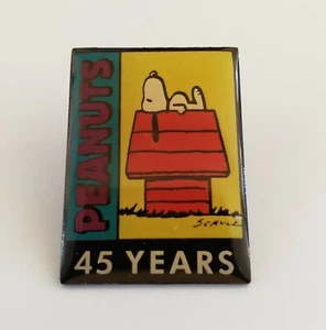 PEANUTS 45 ANIVERSARIO CON FISGÓN EN DOGHOUSE CARACTERÍSTICAS UNIDAS SHPG SIN PINES - Imagen 1 de 6