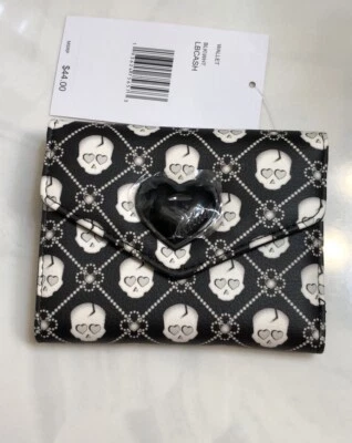 Cartera con solapa plegable blanca y negra Betsey Johnson LBCASH calaveras y corazones nueva con etiquetas Foto 1 de 4