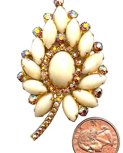 Juliana D&E RARE Custard Glass Marquise & Iridescent Rhinestone Leaf Brooch - Imagen 1 de 2