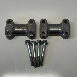 1986 Yamaha Moto 4 YFM80 OEM HANDLEBAR HANDLE CLAMPS MOUNTS - Foto 1 di 6