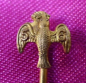 POST WW2 UNITED NATIONS PEACE DOVE & '56 WITH AN OLIVE BRANCH LONG PIN BADGE. - Picture 1 of 6
