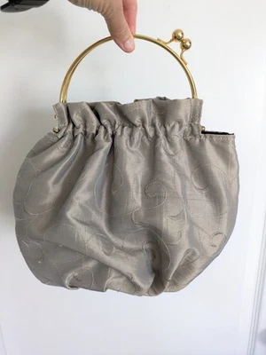 Bolso de Mano Vintage Y2K Cartera Cierre a Presión Asa Dorada y Luz Neutra Noche  Foto 1 de 4