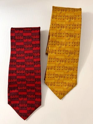 Lote de 2 corbatas de seda con estampado de partituras rojas y doradas 59" x 3,5" Foto 1 de 4