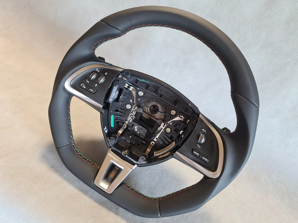 Volante Jaguar XF XK napa cuero fondo plano costuras rojas y verdes Foto 1 de 2