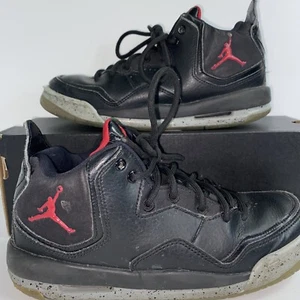Zapatos deportivos de baloncesto Jordan Air Courtside juveniles talla 4Y de cuero negro rojo - Imagen 1 de 7