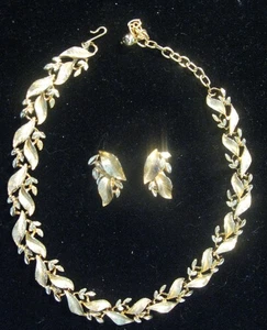 Vintage goldfarben Blatt Muster Halskette & Clip Ohrring Set - Bild 1 von 3