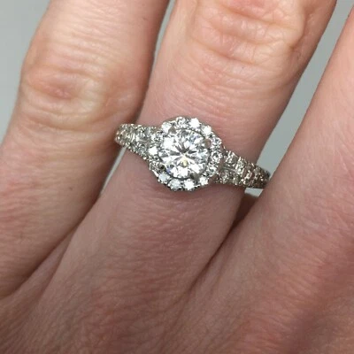 Anillo solitario Baby Grand de oro de 14 k con halo de diamantes de 1,08 quilates Foto 1 de 4