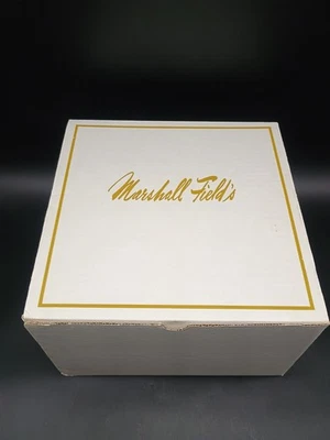 Caja Plegable MARSHALL FIELD'S Blanca con Letras Doradas 7.25" Alto x 12.25" x 12" Foto 1 de 4