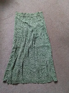 H&M Green Floral Midi Skirt Size 8 - Picture 1 of 4