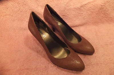 DKNYC  Brown  Embossed Snake Diamond Pattern Size 8.5M 3.25" Heels Pump Foto 1 de 4