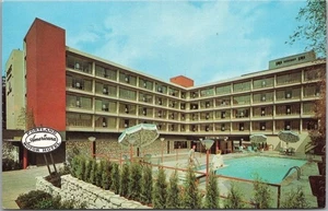 Postal vintage de Portland, Oregon "Americana PORTLAND MOTOR HOTEL" vista a la piscina - Imagen 1 de 2