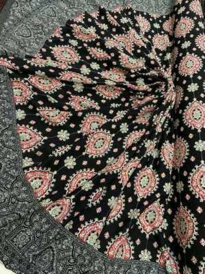 Rayón Challis Dos Bordes 58 Pulgadas Ancho Tela Negro Diseño Fucsia Vendido por Yarda Foto 1 de 4