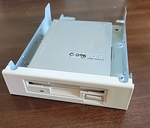 Epson SMD-300 3.5" 1.44MB Floppy Disk Drive Bezel in 5.25" Adapter - Afbeelding 1 van 3