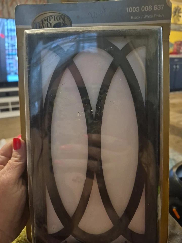 Timbre de puerta Hampton Bay inalámbrico o con cable en marco negro con inserto blanco Foto 1 de 3