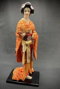 Bambola vintage giapponese Nishi Geisha 17" seta kimono ricamo su supporto - Foto 1 di 12