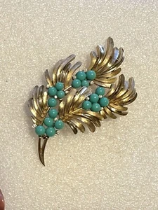 Broche vintage Trifari tono dorado, cabujones turquesa y pedrería - Imagen 1 de 5