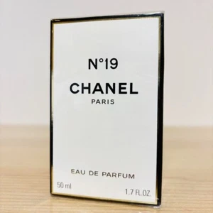 Chanel No 19 Eau de Toilette Paris Parfüm Atomiseur 50ml Unopened Vintage SS1 - Picture 1 of 3