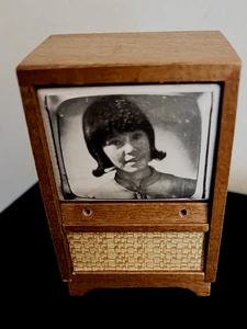 RAR Vintage deutsches 60er Jahre Puppenhaus MINIATUR Holzboden TV Fernseher - Bild 1 von 3