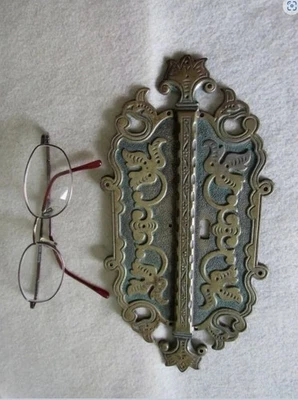 Antiguo escudo de puerta de movimiento estético de la década de 1880, latón arquitectónico Foto 1 de 4