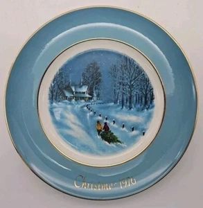 VTG 1976 Avon Christmas plate Bringing Home the Tree 4th ed. Wedgewood England - Picture 1 of 9