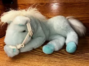 Peluche cavallo pony seduto Commonwealth 1997 Tiff ponte briglia blu super raro - Foto 1 di 7