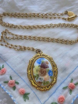 Collar Firmado 1928 Blanco Ovalado Pintado Flores Colgante Tono Oro Cadena 28 pulgadas Foto 1 de 4