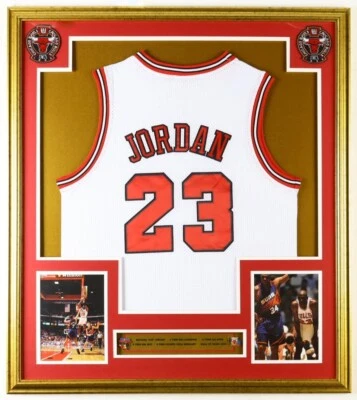 Expositor de camiseta Michael Jordan 32x36 personalizado enmarcado con (2) prendedores Chicago Bulls Foto 1 de 4