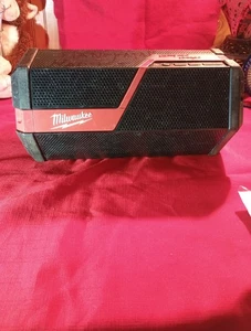 Altavoz Milwaukee Blue Tooth utiliza batería M12/M18 - Imagen 1 de 9