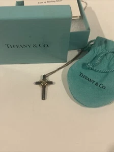 Collana/pendente croce vintage Tiffany & Co. in argento sterling e oro 18 carati - Foto 1 di 13