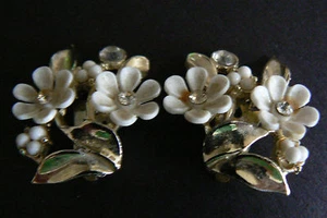 Pendientes con clip de flores de margarita blanca de metal lavado de oro firmado coro - Imagen 1 de 4