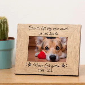 Impresiones de pata grande izquierda en nuestros corazones, marco de fotos personalizado gato perro memoria de mascotas - Imagen 1 de 2