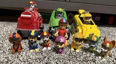 Lote de bonecos e veículos PAW Patrol Jungle Pups Ryder Tracker Sparkly - Imagem 1 de 4