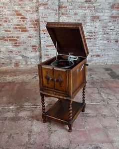 Gramófono ""Manivela manual"" Itonia con hermoso gabinete de roble tallado c.1910s - Imagen 1 de 10