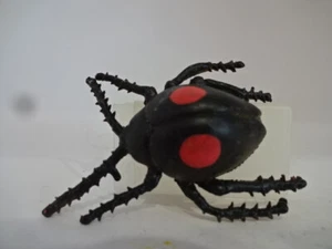 Verschiedene Tierfiguren / Spinne mit 2 rote Punkte - 45 mm lang - Bild 1 von 1