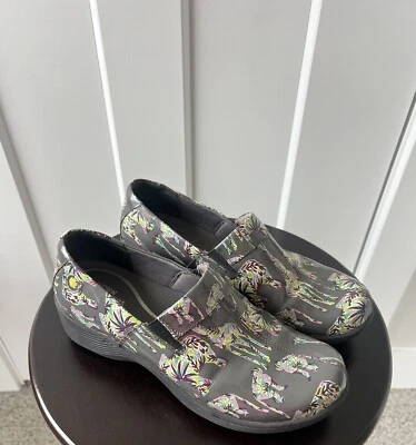 Zueco para mujer Work Wonders by Dansko EE. UU. 9 animales zapatos de enfermería antideslizantes Foto 1 de 4