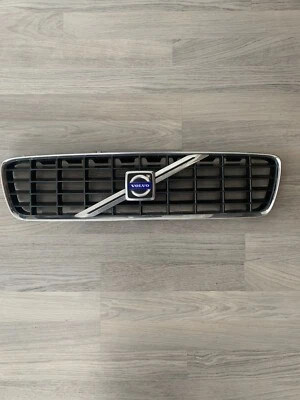 01 02 03 04 OEM Volvo S60 parrilla superior cromada con emblema  Foto 1 de 4